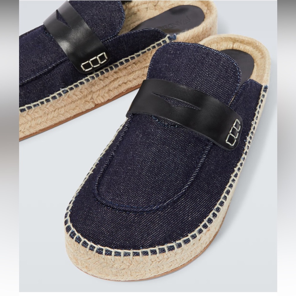 JW Anderson
Denim slippers
$ 225 men size 9 women 12 unisex